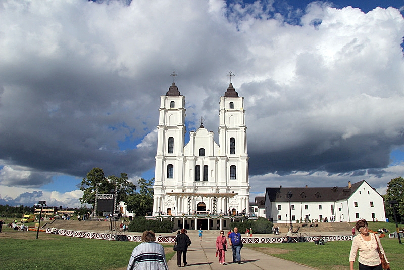 Aglonas bazilikā katru vasaru Dievmātes Debesbraukšanas svētkos ierodas tūkstošiem svētceļnieku.
Autors: Lidija Altberga