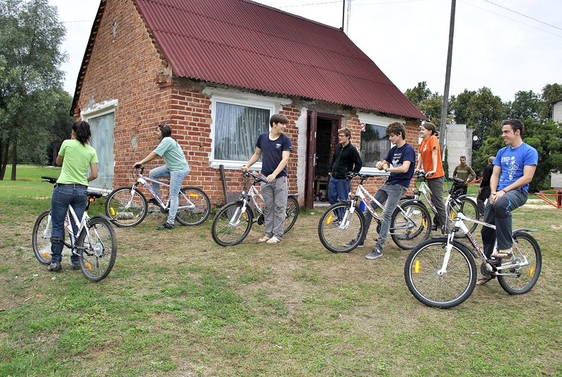 Brīvprātīgie jaunieši pēc brokastīm gatavojas ceļam, lai uz vairākām stundām dotos darbā uz mežu.
Autors: Foto – Māris Krūmiņš