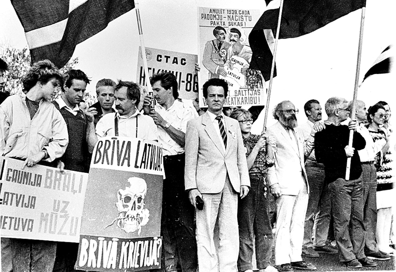 Baltijas ceļā Grenctālē. Andrejs Cīrulis priekšplānā vidū. 
Autors: G. Šlosbergs