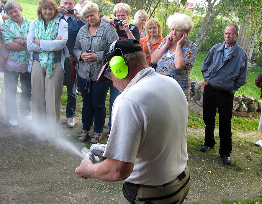 Brauciena dalībnieki vēro akmeņkali Aivaru Kerliņu darbā.
Autors: Vilnis Auzāns