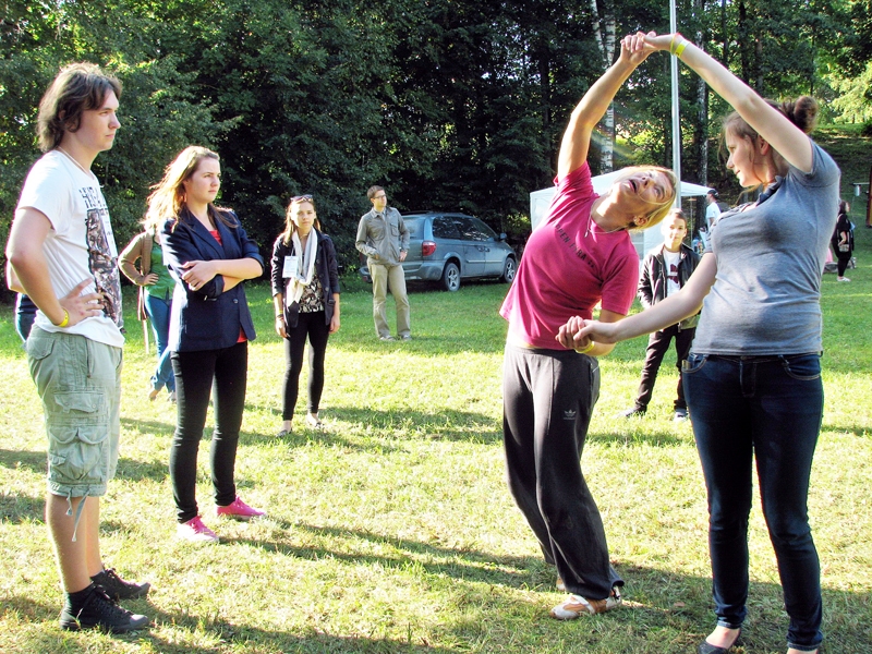 Iecavnieks Ritvars Māsāns (no kreisās) par īpaši noderīgām atzina horeogrāfijas nodarbības.
Autors: Vilnis Auzāns