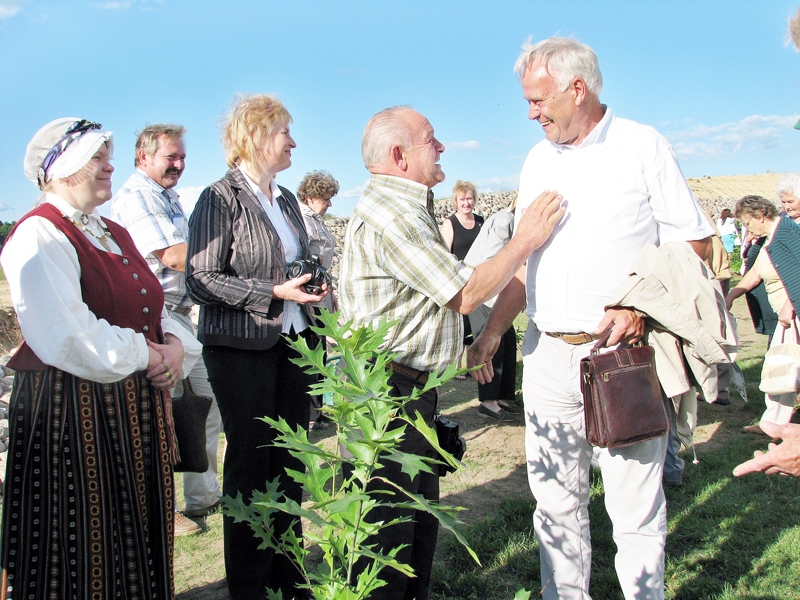 Gandarīti par svētīgo darbu Likteņdārzā Iecavas novada domes priekšsēdētājs Jānis Pelsis (no labās) un Bauskas novada domes priekšsēdētāja vietnieks Alvis Feldmanis.
Autors: Vilnis Auzāns