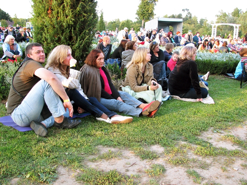 Skaistajā vakarā lielisko mākslinieku priekšnesumu, iekārtojušies Bruknas muižas dārzā, vēroja simtiem cilvēku, tostarp daudzi no Bauskas, Iecavas, Vecumnieku novada. 
Autors: Vilnis Auzāns