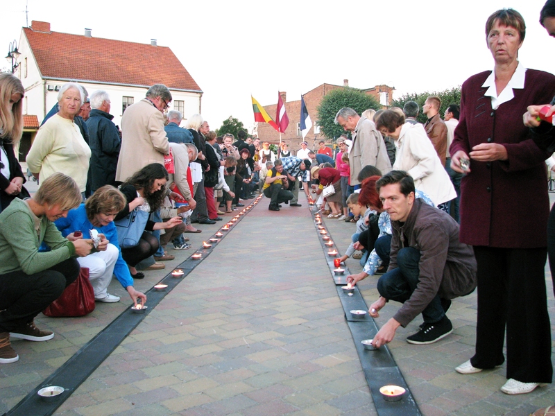 Ugunsceļā Rātslaukumā svecītes iededza baušķenieki, novada iedzīvotāji un Rīgas ciemiņi.
Autors: Vilnis Auzāns