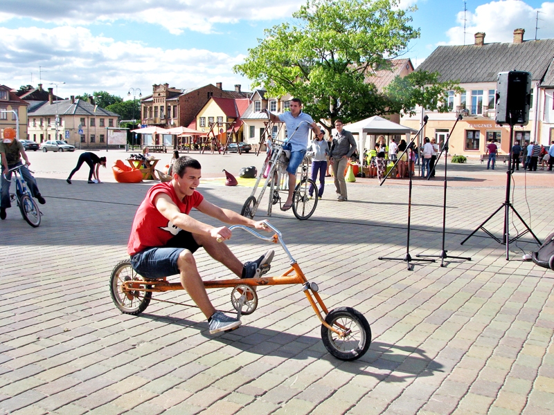 Ērmriteņu izmēģināšana iepriecināja daudzus Jauniešu dienas apmeklētājus.
Autors: Vilnis Auzāns
