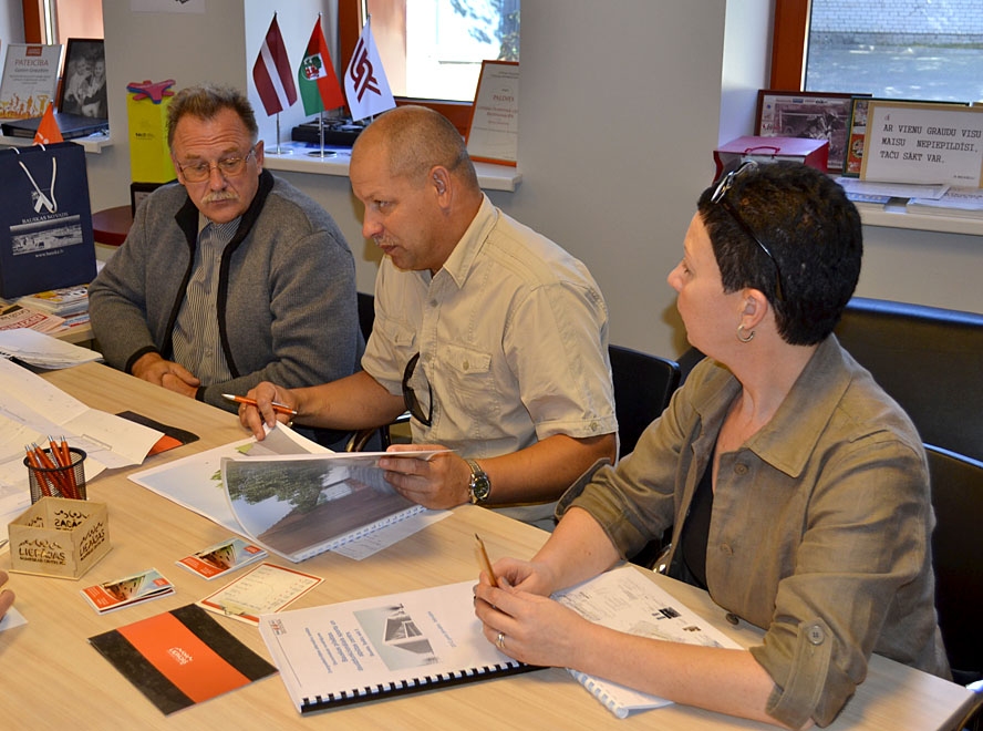 Ar Liepājas olimpiskā centra peldbaseina tehnisko dokumentāciju iepazīstas Bauskas novada domes deputāti Uldis Kolužs (no kreisās)  un Aleksandrs Novickis, kā arī Būvvaldes vadītāja Dace Putna. 
Autors: M. Ruža