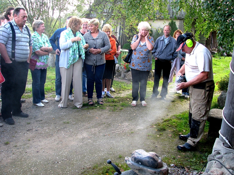 Aivars Kerliņš rāda akmeņkaļa darbu.
Autors: Foto – Vilnis Auzāns