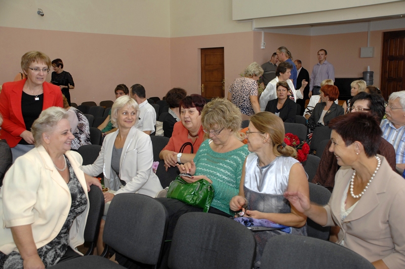 Stelpes pamatskolas, Misas, Skaistkalnes, Valles un Vecumnieku vidusskolas pedagogi 27. augustā Vecumnieku tautas namā pulcējās novada skolotāju konferencē.
Autors: Ivars Bogdanovs