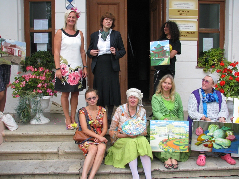 Simpozija dalībniekI: no kreisās – Inese Sudare, Maija Bērziņa, Ieva Muzikante, Dzintra Cepīte, otrajā rindā – Sanita Millere, Īra Rozentāle un Kristiāns Muzikants.
Autors: Foto – K. Selane