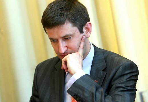 Finansēšanas sistēma «nauda seko skolēnam» pamatā sevi attaisno lielajās pilsētās, kur ir liels skolēnu skaits, savukārt mazajās skolās tā rada problēmas, neattaisnojot sākotnēji izvirzītos mērķus, uzskata izglītības un zinātnes ministrs Vjačeslavs Dombrovskis.