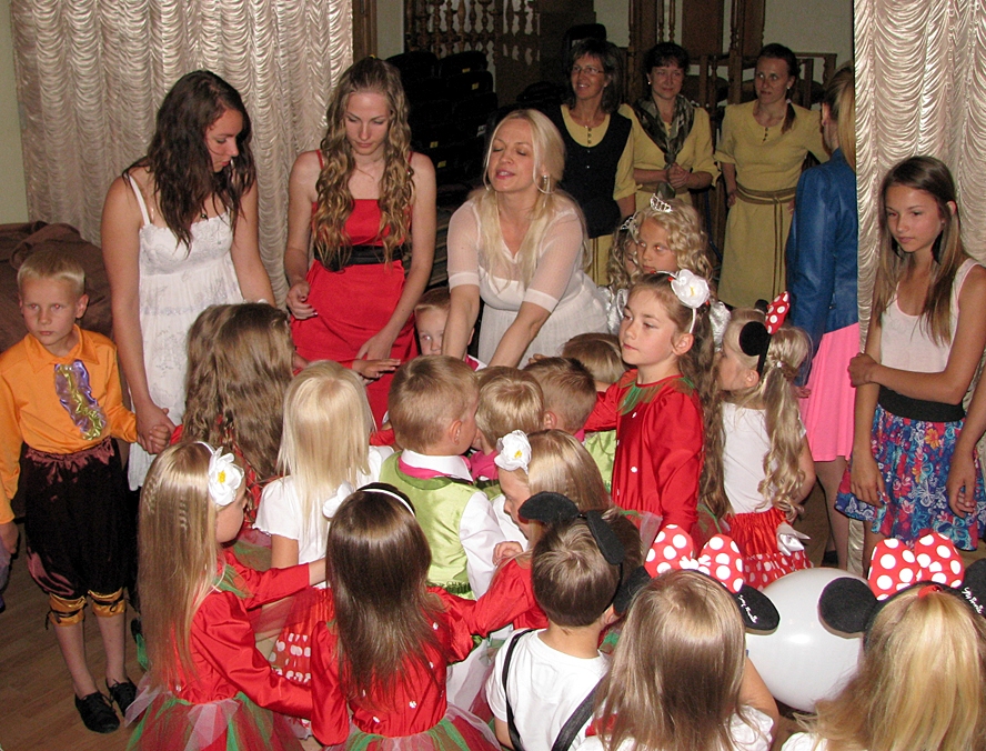 Vokālās studijas «Miljons» dalībnieki šī gada jūnijā pirms sezonas noslēguma koncerta. 
Autors: Vilnis Auzāns