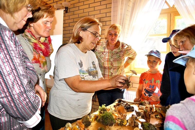 Initas Dānieles (centrā) stāstījums saista visu klausītāju uzmanību.
Autors: Foto – Māris Krūmiņš
