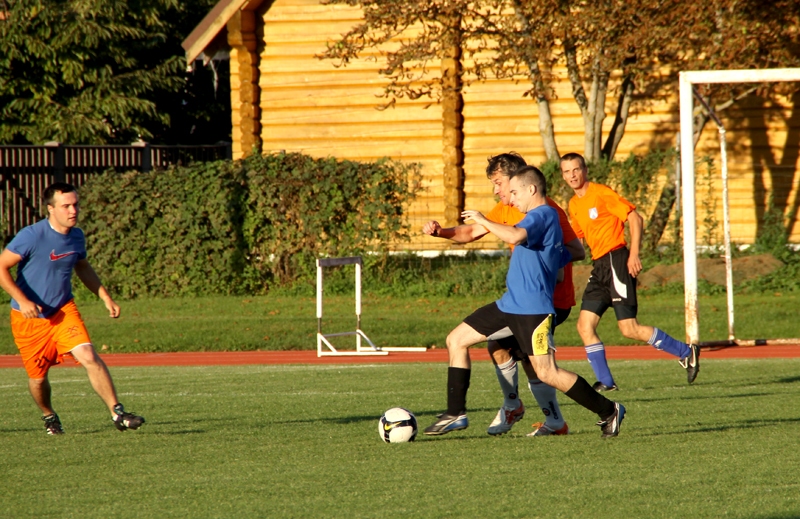 «Veterāni» (gaišajos tērpos) ar 7:1 pārspēja «Policiju».
Autors: Foto – Uldis Varnevičs