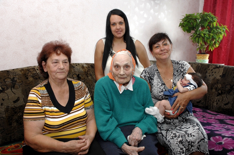 Piecas paaudzes kopā. Marija Gruzda, dzimtas māte, viņas meita Valentīna Timpare, mazmeita Iveta Kārkliņa, mazmazmeita Airita Kārkliņa un viņas meitiņa Enija Semane.
Autors: Foto – Ivars Bogdanovs