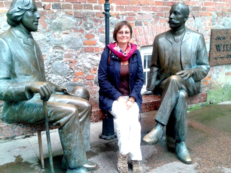 Tartu uz sola vienas paaudzes pārstāvji – īru izcelsmes angļu rakstnieks Oskars Vailds (1854–1900) un igauņu rakstnieks Eduards Vilde (1865–1933). Varbūt abi vārdabrāļi (oriģinālvalodās Wilde un Vilde) tiešām tikušies, starp viņiem sēžot, prāto raksta autore, kam O. Vailda literārais stils īpaši patīk.

Autors: Foto – I. GARĀ