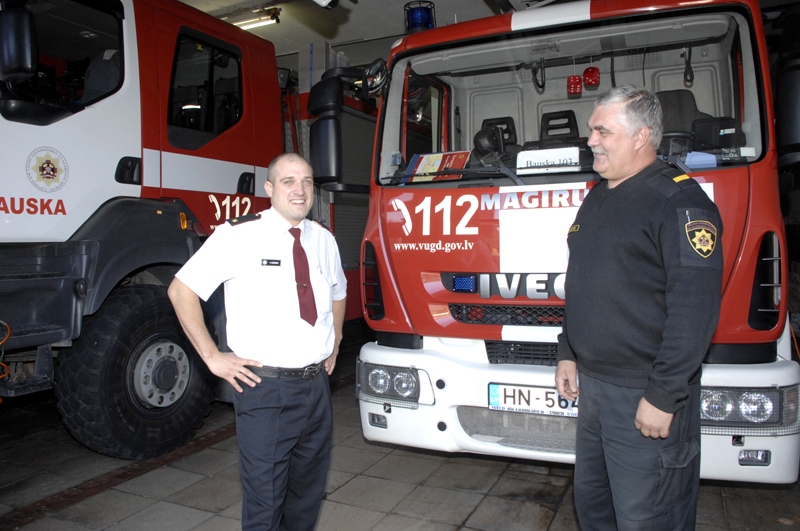 Vadims Kuzmičs (no kreisās), Valsts ugunsdzēsības un glābšanas dienesta Bauskas daļas jaunais komandieris, labprāt uzklausa vecāko kolēģu, arī pieredzējušā Viktora Gaiļa padomu.
Autors: Foto – Ivars Bogdanovs