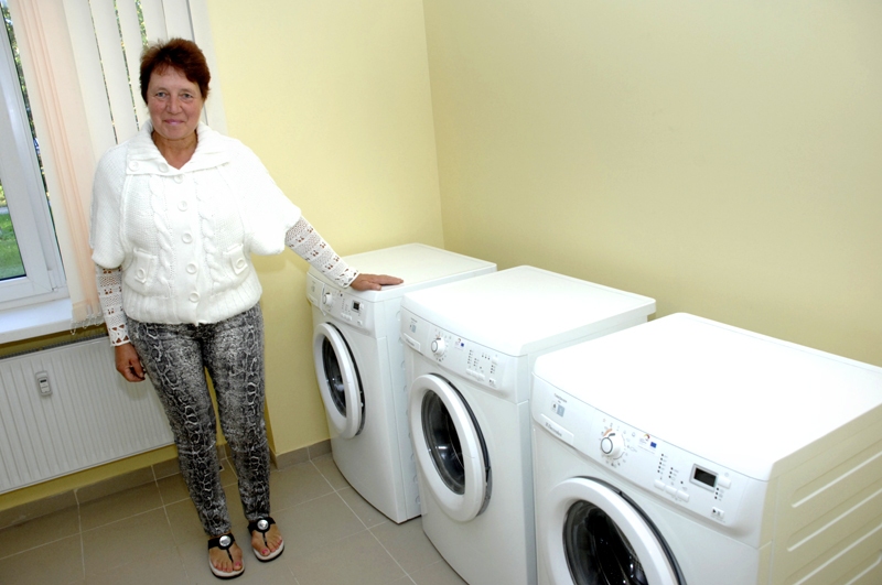 Marita Jaungaile, Saulaines sociālā centra darbiniece, izrāda veļas mazgātavu, ko varēs sākt izmantot otrdien, 3. septembrī.
Autors: Foto – Ivars Bogdanovs