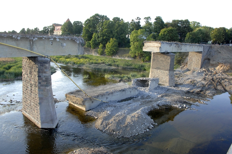 Mūsas vecais tilts pakāpeniski tiek demontēts. To veic SIA «Tilts», kas pēcāk uz esošajiem balstiem būvēs jauno tiltu. 
Autors: Ivars Bogdanovs