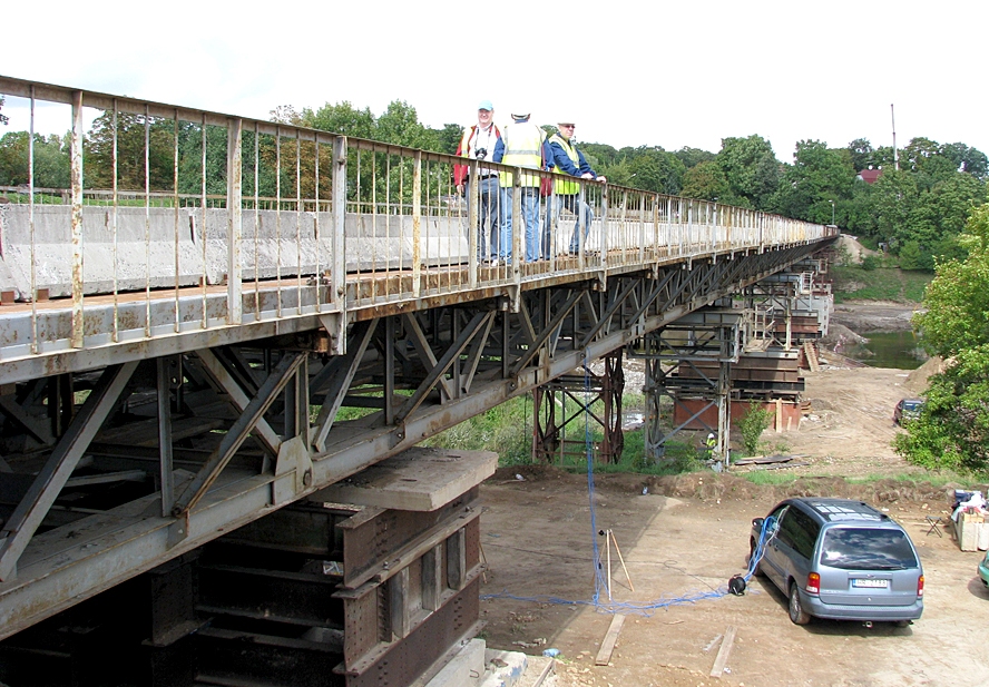 Aicina ar smagsvara tehniku nebraukt pār pagaidu tiltu.
Autors: Ivars Bogdanovs