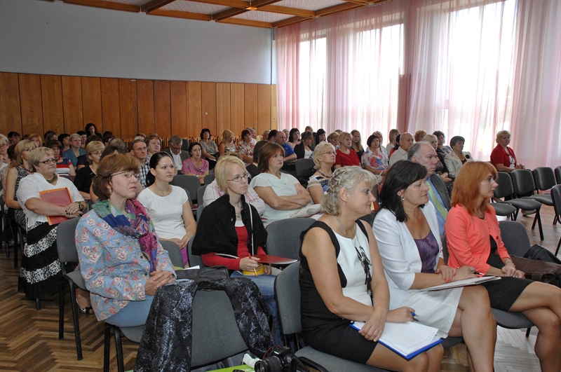 Ar lekcijām, svinīgām uzrunām, ziediem un muzikālu apsveikumu Rundāles novada pedagogi 30. augustā konferencē iezīmēja jaunā mācību gada sākumu. 
Autors: Ivars Bogdanovs