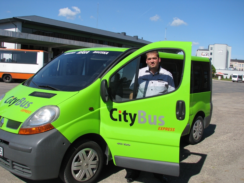 Edijs Čunka vada vienu no deviņvietīgajiem SIA «City Bus» autobusiem. 
Autors: Vilnis Auzāns