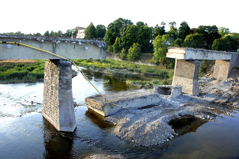 Mūsas vecais tilts pakāpeniski tiek demontēts. To veic SIA «Tilts», kas pēcāk uz esošajiem balstiem būvēs jaunu.
Autors: Foto – Ivars Bogdanovs