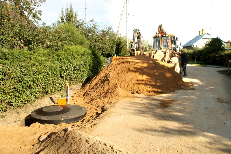 Pionieru ielā Bauskā ierīko ūdens kanalizācijas sistēmu. 
Autors: Foto – Uldis Varnevičs