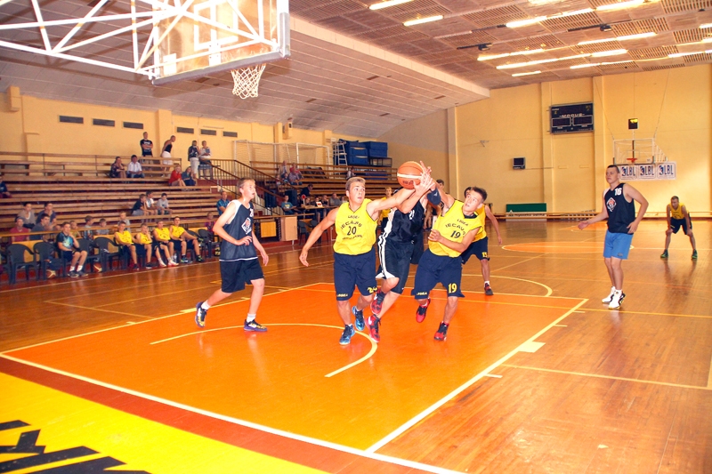 Roberts Zariņš (20. numurs) un Ritvars Priede (19. numurs) cīnās par bumbu. 
Autors: Uldis Varnevičs