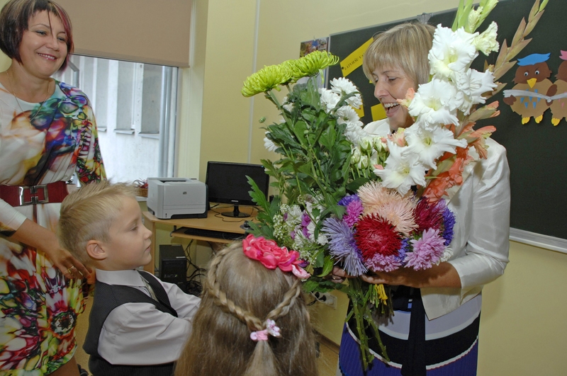 Ingrīda Draudziņa saņem ziedus un sveic savus jaunos audzēkņus Iecavas vidusskolas 1.c klasē.
Autors: Ivars Bogdanovs
