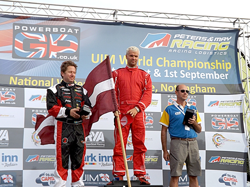 Uvis Slakteris uz uzvarētāja pjedestāla Notingemas mačreisā.

Autors:  Latvijas Ūdensmotosporta federācija