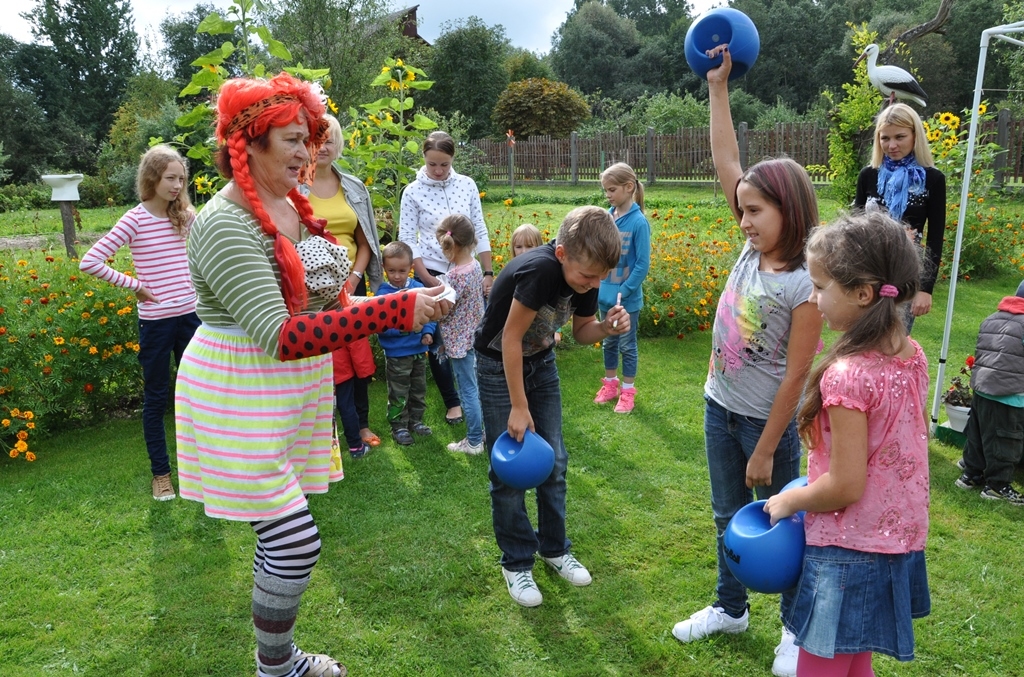 Pirmsskolas trakulībām Zinību dienā, 1. septembrī, ļāvās dažāda vecuma bērni Vecumniekos.
