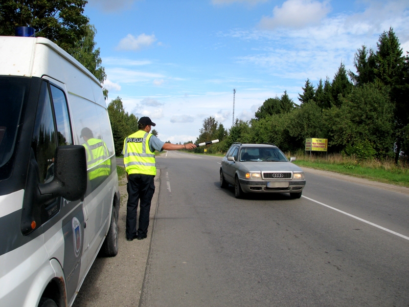Reids. Policisti augusta nogalē īpašu vērību pievērsa tam, kā vieglajos automobiļos vadītāji un pasažieri lieto drošības jostas. Triju stundu laikā tika konstatēti 15 pārkāpumi. 
Autors: Foto – Vilnis Auzāns