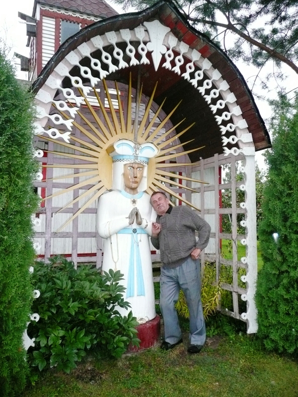 Juris Audzijonis savā sētā pie pirmās paša veidotās skulptūras – Svētās Marijas. 
Autors: Foto – Lauma Ieveniece