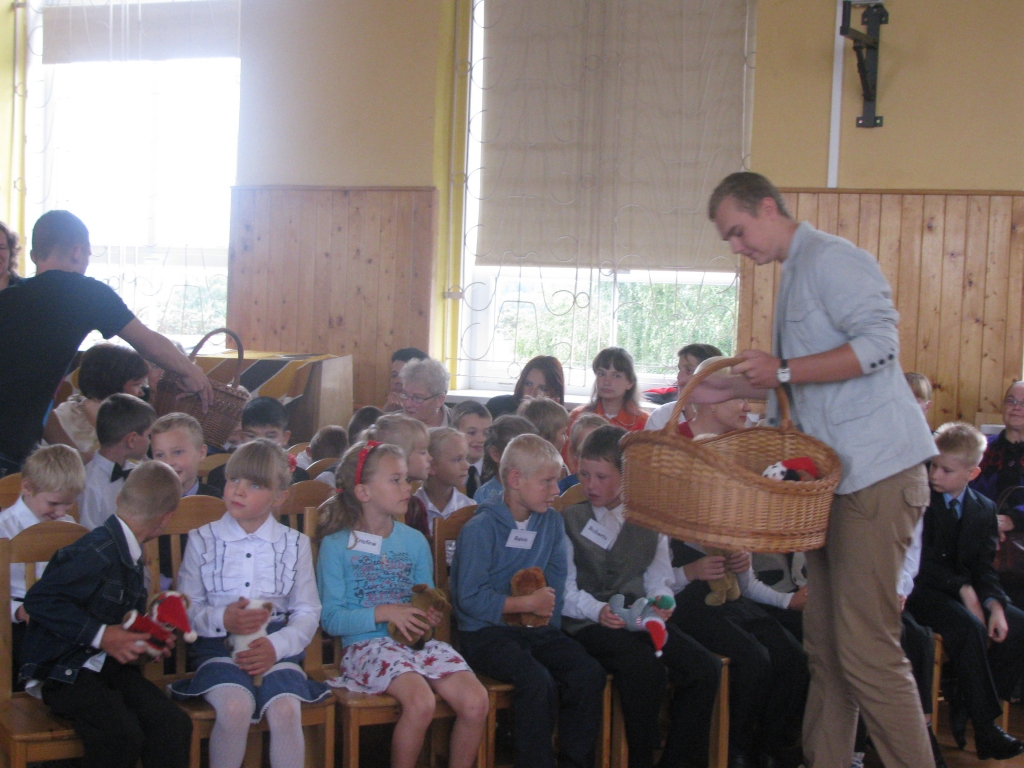 Pirmklasnieki saņem dāvaniņu - rotaļbiedru - no devītajiem.


Autors: No skolas arhīva.