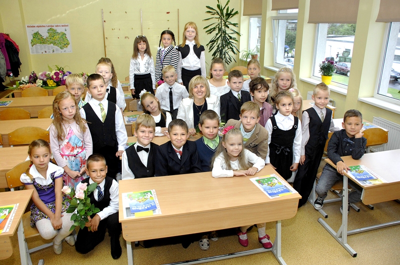 Ingrīda Draudziņa kopā ar jaunajiem Iecavas vidusskolas 1.c klases audzēkņiem klasē, ko četrus gadus bērni sauks par savu.
Autors: Foto – Ivars Bogdanovs