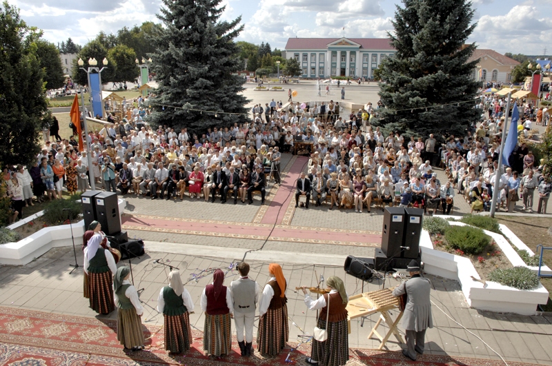 Svitenes folkloras kopa uzstājas kirmaša tradīcijas atjaunošanas svētku koncertā Svisločas centrālajā laukumā, kas nes Kārļa Marksa vārdu. Pilsētas ilggadējā saimnieka un arī kirmaša iedibinātāja grāfa Vinsenta Tiškevica vārdā nosauktu ielu Svisločā nemanījām.
Autors: Foto – Ivars Bogdanovs