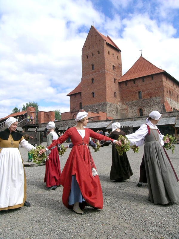 Baušķenieki Traķu pils pagalmā izpilda 16. – 17. gadsimta vidusšķiras pilsētnieku dejas atbilstīgos tērpos un ar tā laika rekvizītiem – augu vainagiem.
Autors: Foto – M. SKANIS