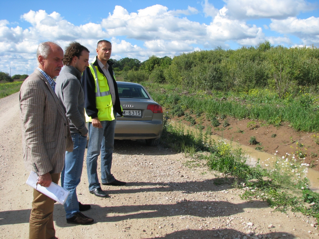 SIA «Gaižēni» projektu vadītājs Juris Bērziņš (no kreisās) izrāda paveikto darbu ceļu īpašniekiem, valsts akciju sabiedrības «Latvijas Valsts ceļi» Bauskas nodaļas vadītājam Dzintaram Dzenim (no labās) un būvinženierim Jurim Derevjanko. 

Autors: Vilnis Auzāns