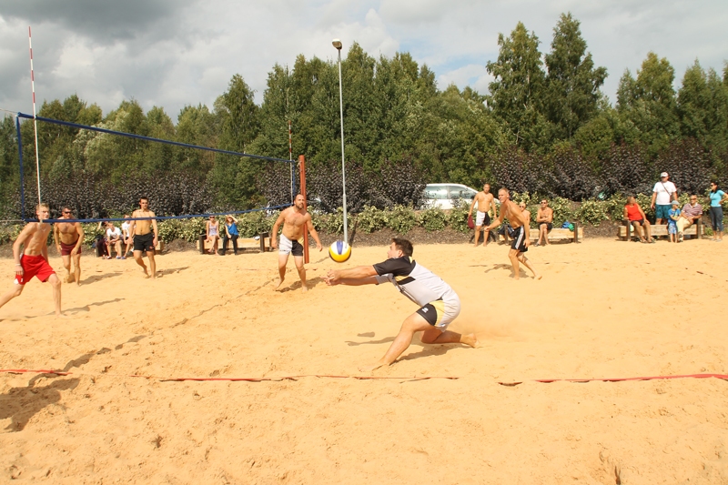 Gints Kalniņš uzņem «SSK» komandas volejbolistu sisto bumbu. 
Autors: Foto – Uldis Varnevičs