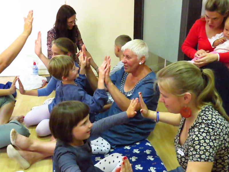 Lilita Seržāne ar savu audžubērniņu (centrā) nodarbībā izbauda spoguļraksta spēli. Uzturot acu kontaktu, bērns seko vecāka roku kustībām un, jūtot pieskaršanās nepieciešamību, satuvina savas rokas.
Autors: Foto no Seržānu ģimenes arhīva.