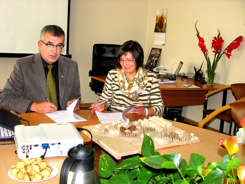 Līguma parakstīšana. Bauskas novada domes priekšsēdētājs Raitis Ābelnieks un Latvijas un Lietuvas  pilnsabiedrības «A2SM un LVCT» pārstāve Lāsma Gustovska paraksta līgumu par Bauskas bibliotēkas tehniskā projekta izstrādi.
Autors: Vilnis Auzāns