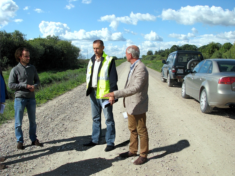 Ceļš no Jātniekiem līdz Tunkūniem tagad ir nesalīdzināmi gludāks, nekā tas bija vasaras sākumā. SIA «Gaižēni» projektu vadītājs Juris Bērziņš (no labās) izrāda paveikto darbu ceļu īpašniekiem, valsts akciju sabiedrības «Latvijas Valsts ceļi» Bauskas nodaļas vadītājam Dzintaram Dzenim un būvinženierim Jurim Derevjanko (no kreisās). 
Autors: Foto – Vilnis Auzāns