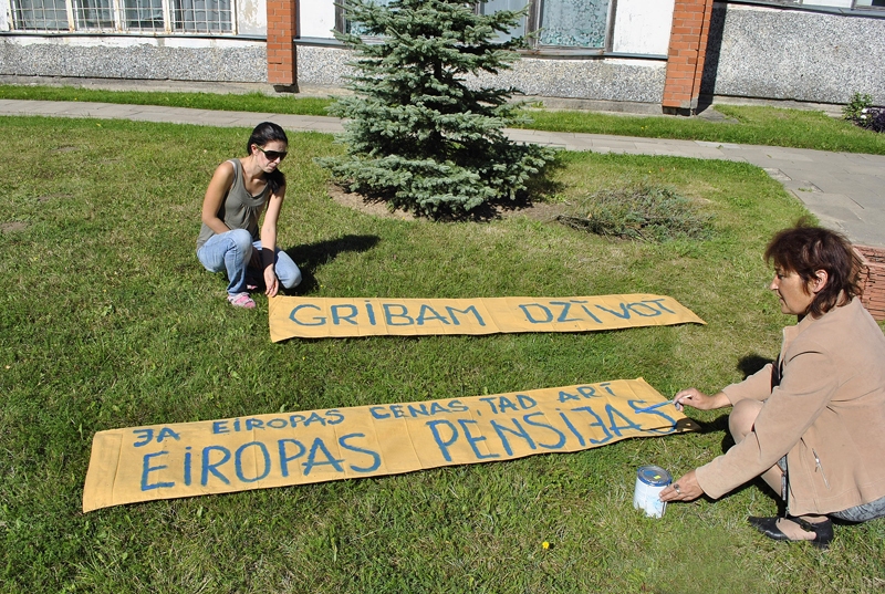 Viesturu kultūras centra vadītāja Guna Lisovska, atbalstot pensionārus, palīdz ar palīgmateriālu gatavošanu gaidāmajai protesta akcijai. Rundāles novada pensionāriem tapuši divi plakāti ar uzrakstiem «Gribam dzīvot!» un «Ja Eiropas cenas, tad arī Eiropas pensijas!».
Autors: Māris Krūmiņš
