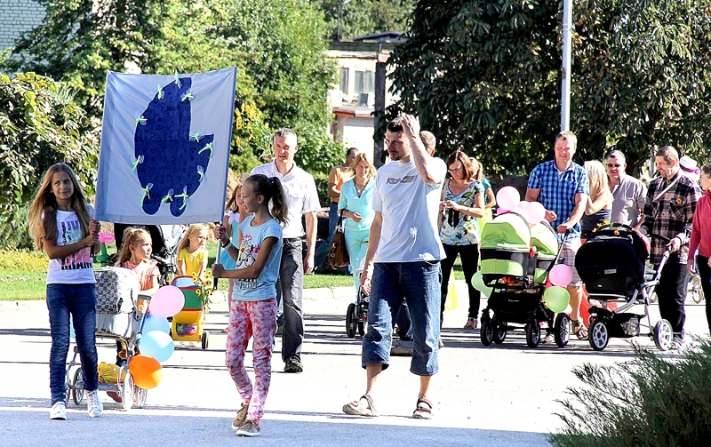 Tēti, mammas un bērni svētkus ievadīja ar kopīgu krāsainu gājienu.
Autors: Artūrs Enkurs