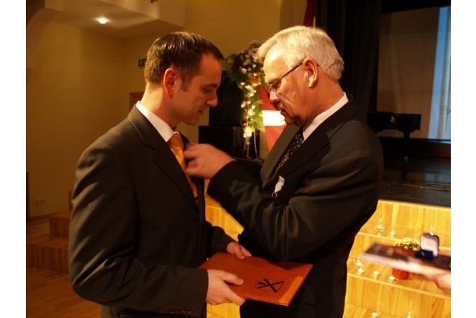 Juris Ludriķis, pagājušajā gadā tika nominēts par Iecavas Gada cilvēku. J. Ludriķis saņēma nozīmi no pašvaldības vadītāja Jāņa Pelša.
Autors: No arhīva.