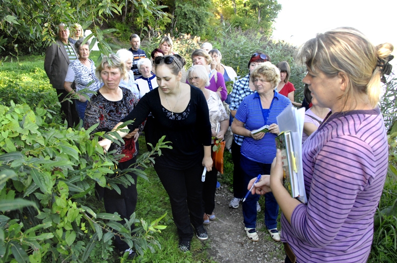 Īrisa Mukāne (no labās) palīdz iepazīt dabu.
Autors: Foto – Ivars Bogdanovs