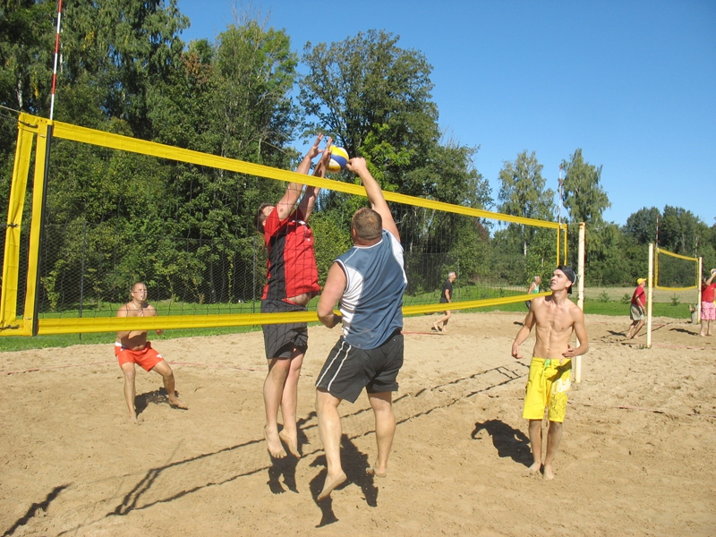 Turnīra pirmās vietas ieguvējs Gints Kalniņš (pa kreisi) blokā atvaira Jura Artimoviča spēcīgo sitienu.
Autors: Foto – Zane Gorškova