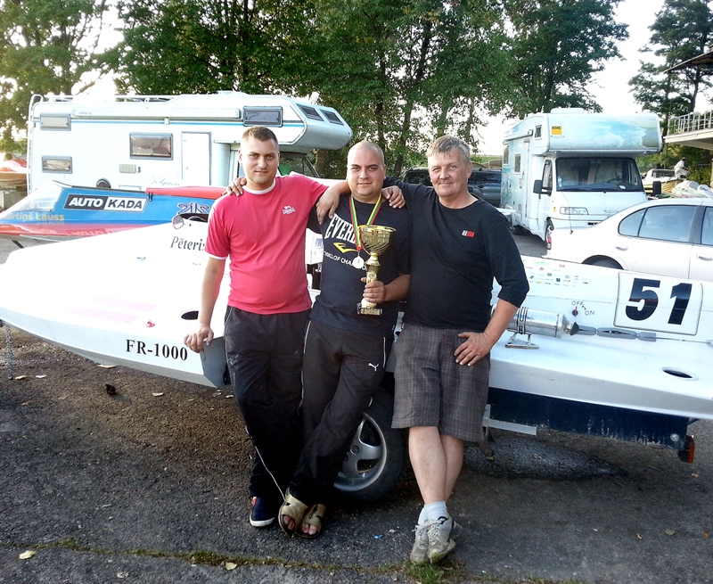 Bauskas komandas dalībnieki Mārtiņš Petrovskis (no kreisās), Pēteris Petrovskis un Dainis Jovaiša Baltijas čempionātā Kauņā. 
Autors: Foto no personiskā albuma.