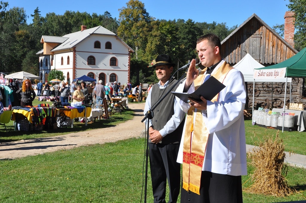 Priesteris Ingmārs Zvirgzdiņš un Ausekļu dzirnavu saimnieks Mārtiņš Mediņš atzīst, ka fiziskā labklājība un garīgās vajadzības ir vienlīdz svarīgas.
Autors: Žanna Zālīte