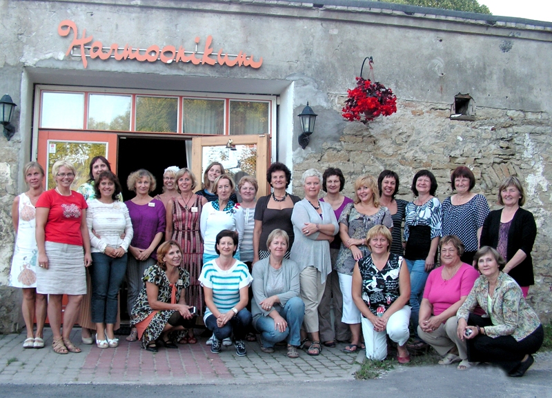 «Liepas» kopā ar Igaunijas aktīvajām dāmām Tallinas priekšpilsētā Vīmsi.
Autors: Foto no Inetas Maļinovskas albuma.